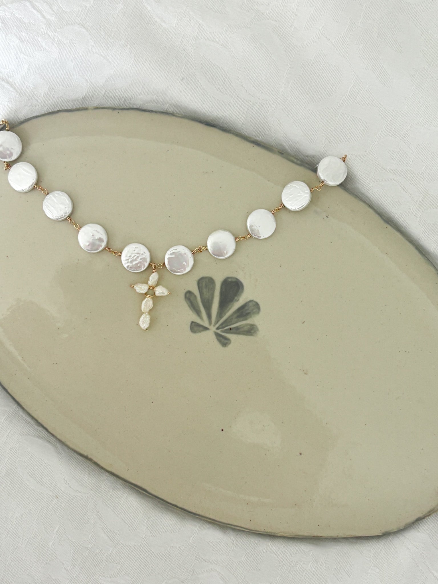 Maré Coin Pearl Cross Necklace